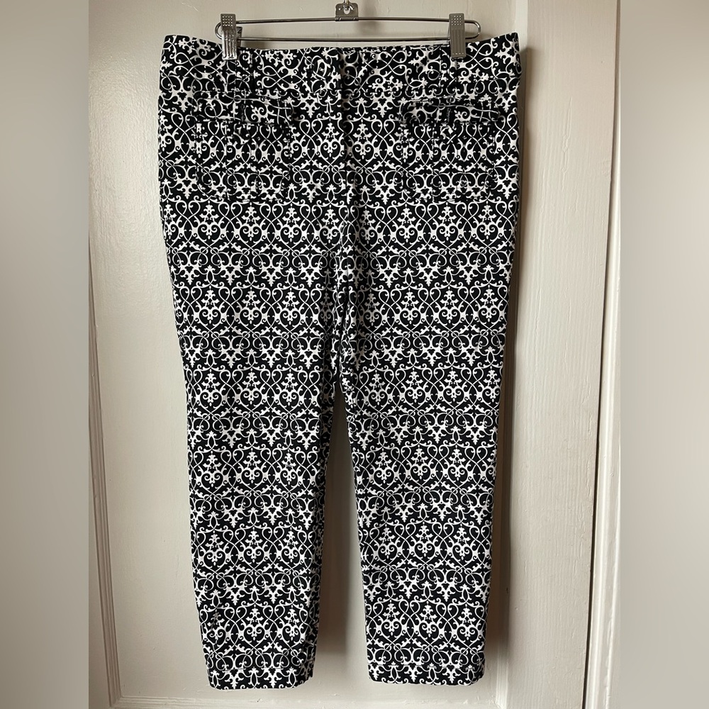 NWOT Ann Taylor Capri pants, black/white print 
Size 6